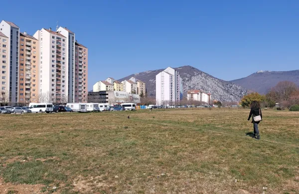 V stanovanju v središču Nove Gorice je bil v nedeljo zvečer 
43-moški  nasilen do 50-letne partnerice, ki ga je nato z nožem od 
strani zabodla v trebuh.