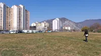 V stanovanju v središču Nove Gorice je bil v nedeljo zvečer 
43-moški  nasilen do 50-letne partnerice, ki ga je nato z nožem od 
strani zabodla v trebuh.