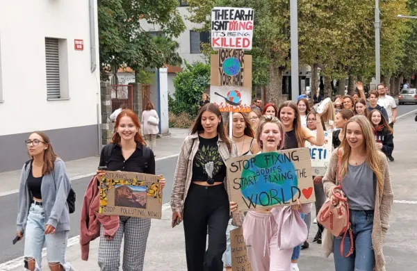 Tudi v Kopru (na fotografiji lanski protest) se bodo pridružili 
globalnim podnebnim štrajkom - po svetu jih je prijavljenih okoli 
700 -, na katerih bodo zahtevali, da se planet in delovne ljudi 
postavi pred dobičke.
