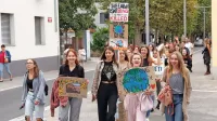 Tudi v Kopru (na fotografiji lanski protest) se bodo pridružili 
globalnim podnebnim štrajkom - po svetu jih je prijavljenih okoli 
700 -, na katerih bodo zahtevali, da se planet in delovne ljudi 
postavi pred dobičke.