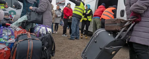 Ukrajinski begunci na ukrajinsko-poljskem mejnem prehodu 
Rava-Ruska - Hrebenne v bližini Lvova.