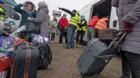 Ukrajinski begunci na ukrajinsko-poljskem mejnem prehodu 
Rava-Ruska - Hrebenne v bližini Lvova.