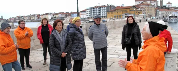 Ema Perkovič se s skupino telovadcev v nov dan prebuja v najlepši 
telovadnici na svetu.