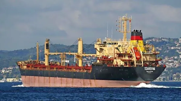 Ladja Tzarevna tržaškega ladjarskega podjetja Fratelli Cosulich je 
ustavljena v Mariupolju.