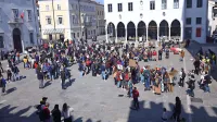 Med protestniki so prevladovali mladi, a videti je bilo tudi druge 
generacije. 