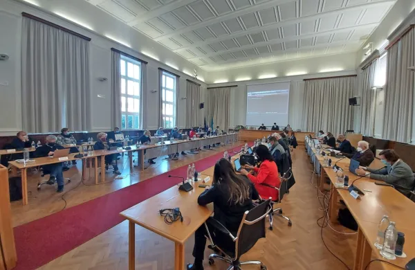 V mestnem svetu je spet počilo, opozicija je po ciničnem aplavzu 
odkorakala s seje ... 