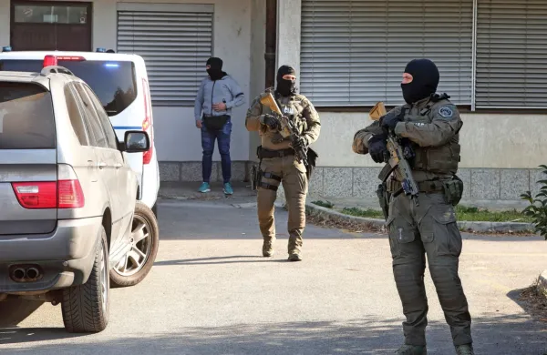 Sojenje  Klemnu  Kadivcu  in  soobtoženima  na  koprskem  sodišču  
spremljajo  strogi  varnostni  ukrepi. 