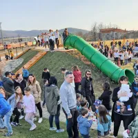 Množica obiskovalcev, med katerimi so prevladovali starši z otroki, je takoj po odprtju parka Žaga tako 
razigrano preizkušala igrala.  