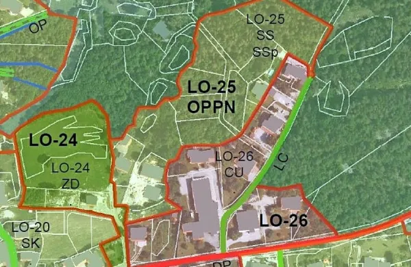 Območje predvidene ureditve se nahaja v varovanem območju 
Nature 2000 in varovanem območju Kras s kulturno in naravno 
dediščino.