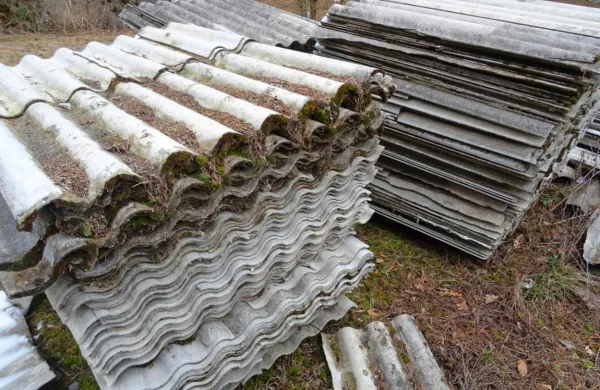 Tudi v Izoli je po garažah in vrtovih precej azbestnih odpadkov. 