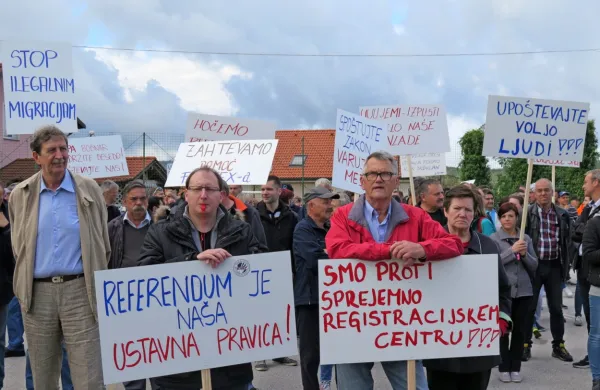 Borut Rojc (spredaj levo) je bil pred tremi leti v prvih vrstah na 
protestnem shodu proti sprejemno-registracijskemu centru za 
migrante na mejnem prehodu v Jelšanah. Tak center naj bi zdaj 
tukaj vendarle nastal, le da za ukrajinske begunce. 



