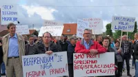 Borut Rojc (spredaj levo) je bil pred tremi leti v prvih vrstah na 
protestnem shodu proti sprejemno-registracijskemu centru za 
migrante na mejnem prehodu v Jelšanah. Tak center naj bi zdaj 
tukaj vendarle nastal, le da za ukrajinske begunce. 



