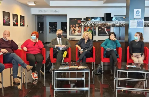  Primorska potrebuje profesionalno otroško gledališče, so včeraj soglašali (z leve) Matej Sukič, Alberto Scheriani, Nada Čibej, Anton Baloh, 
Katja Pegan, Mara Cotič, Vanja Korenč in Alenka Rušt. 