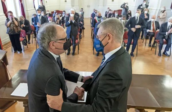 Predsednik Fundacije Narodni dom  Rado Race in rektor Univerze 
v Trstu Roberto Di Lenarda - ter  italijanski predsednik republike 
Sergio Mattarella - ob  podpisu pogodbe o lastništvu narodnega 
doma včeraj v Trstu.  
