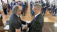 Predsednik Fundacije Narodni dom  Rado Race in rektor Univerze 
v Trstu Roberto Di Lenarda - ter  italijanski predsednik republike 
Sergio Mattarella - ob  podpisu pogodbe o lastništvu narodnega 
doma včeraj v Trstu.  