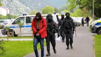Maja lani so do zob oboroženi policisti sedem prijetih osumljencev zaradi poslov z drogo privedli k preiskovalnemu sodniku novogoriškega 
okrožnega sodišča, ki je nato za pet od njih odredil pripor, kjer so še vedno.