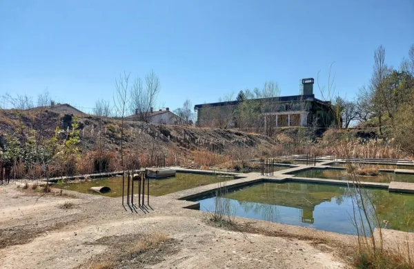 Že 14 let odprta gradbena jama je poleg Ideala ena od sramot Nove 
Gorice. Zdaj so občina, investitorji in stanovalci glede prostorskih 
aktov končno na enaki valovni dolžini.  