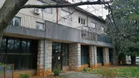 Nekoč je v tej stavbi delovala uprava sežanske bolnišnice, zdaj pa 
jo želijo napolniti z novimi vsebinami.