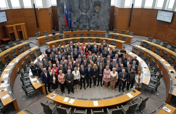 Skupinska fotografija po konstituiranju državnega zbora v mandatu 2018-2022. 
