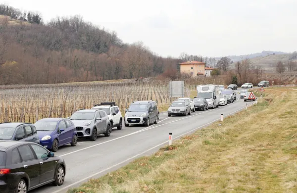 Sredi marca se je pred bencinskim servisom Štaloni v Brdih vila 
dolga kolona italijanskih avtomobilov, lačnih poceni goriva.