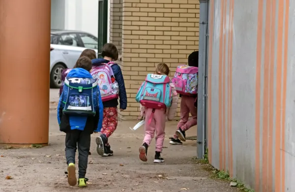 Nad primere, ko starši otrok ne pošiljajo v šolo, bi šli s trimesečnim izplačevanjem socialnih transferjev v naravi namesto v denarju.