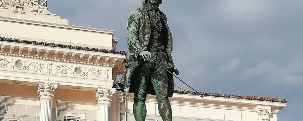 Z mirno dušo smemo  sklanjati ime Giuseppe v skrajšani obliki: 
Giuseppe, Giuseppa, Giuseppu itd. Vendar vselej z mislijo, da ni 
prav nič narobe ali pa celo bolj prav, če ga sklanjamo po daljši poti: 
Giuseppe, Giuseppeja, Giuseppeju ...