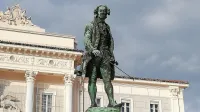 Z mirno dušo smemo  sklanjati ime Giuseppe v skrajšani obliki: 
Giuseppe, Giuseppa, Giuseppu itd. Vendar vselej z mislijo, da ni 
prav nič narobe ali pa celo bolj prav, če ga sklanjamo po daljši poti: 
Giuseppe, Giuseppeja, Giuseppeju ...