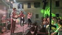 V Koper se po lanskem poletnem nastopu na  CMoKFESTu drevi vrne vse bolj priljubljen bend  Joker Out.  