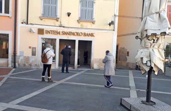 Banka Intesa Sanpaolo bo s koncem aprila zaprla vrata svoje 
piranske poslovalnice.   