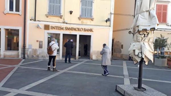 Banka Intesa Sanpaolo bo s koncem aprila zaprla vrata svoje 
piranske poslovalnice.   