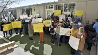 Poseg v plačni sistem je zganil šolnike, ki zahtevajo enako 
obravnavo.