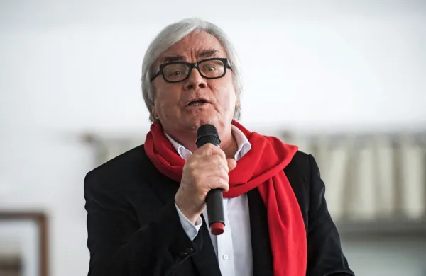 Lado Leskovar, rojen 23. marca 1942, še zmeraj premore  prepoznavni glas in na koncertu zmore nizati pesem za pesmijo ...  