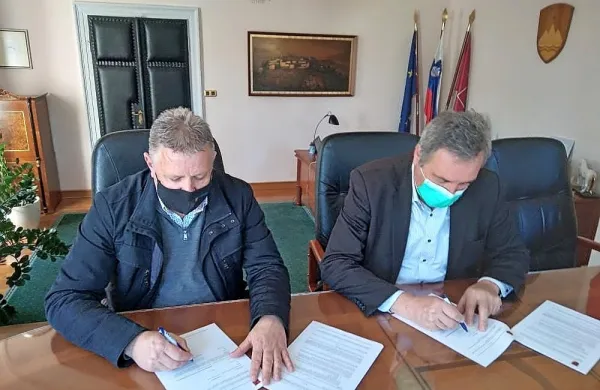  Sežanski župan David Škabar je po več zapletih zdaj  vendarle 
podpisala pogodbo z izbranim ponudnikom, podjetjem Godina.