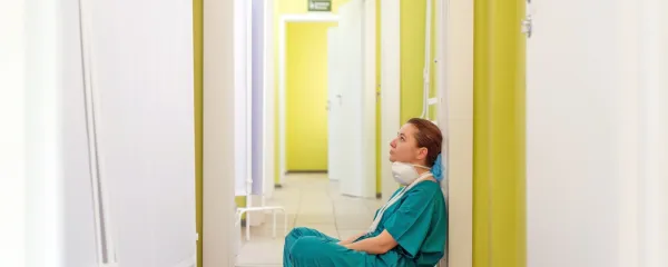 V javnem sektorju je socialni dialog le še toliko živ, kolikor glasno 
manjkajoči zdravniki, medicinske sestre, šolniki ... lahko državi  
pretijo z zdrsom življenja državljanov pod dostojnost.