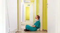 V javnem sektorju je socialni dialog le še toliko živ, kolikor glasno 
manjkajoči zdravniki, medicinske sestre, šolniki ... lahko državi  
pretijo z zdrsom življenja državljanov pod dostojnost.