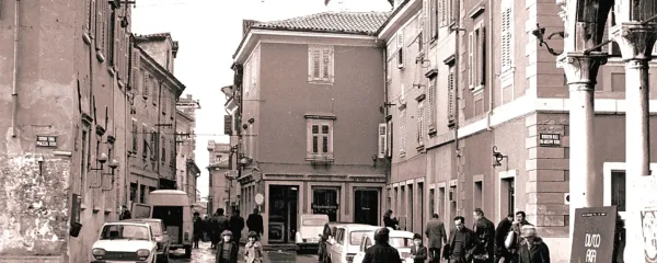 Pogled na Kidričevo ulico, leto 1978. Foto: arhitekt Zdravko 
Leskovic. Vir: Zdenko Bombek iz projekta Obrazi Kopra.