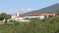 V Škrabčevi knjižnici na Kostanjevici hranijo približno 11.500 knjig,  
mnoge od njih so zelo dragocene.  