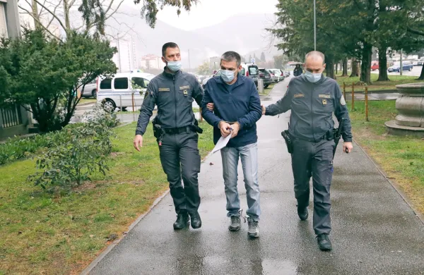 Trenutno je v priporu v Kopru zaradi prevažanja ilegalnih migrantov.