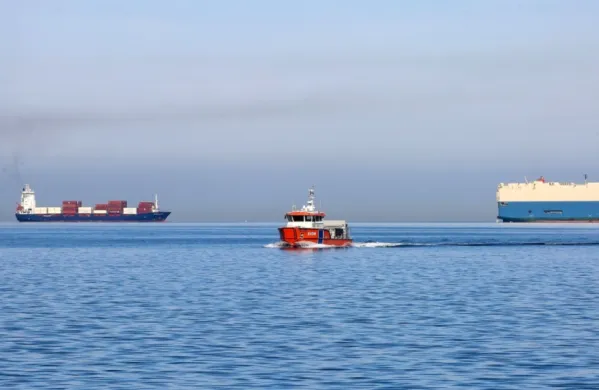 Na sidrišču morajo na privez v zadnjem obdobju  po več dni čakati 
tudi ro-ro ladje (za pretovor avtomobilov) in kontejnerske ladje. 