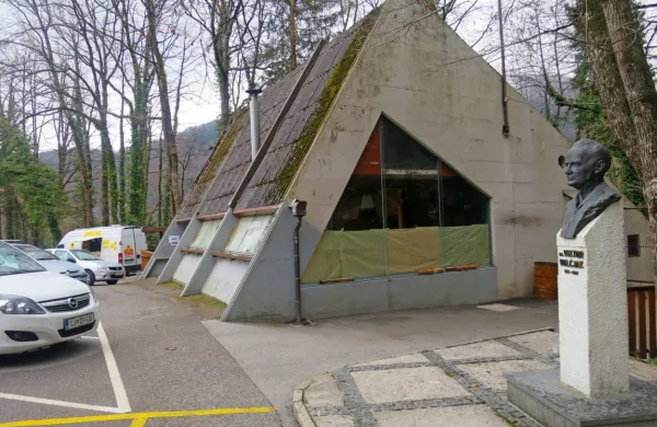 Zaprt in razpadel bife na vstopnem platoju, ki je po volji svetnikov 
pristal v lasti Občine Cerkno, sta “nadomestila” zasebnika s 
ponudbo iz prikolice.