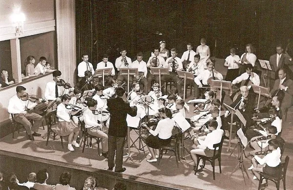 Vladimir Lovec je med drugim v Glasbeni šoli Koper vodil  simfonični orkester, ki je zdaj poimenovan  po 
njem. Fotografija je nastala leta 1958 v Gledališču Koper ob 10. obletnici ustanovitve glasbene šole. 