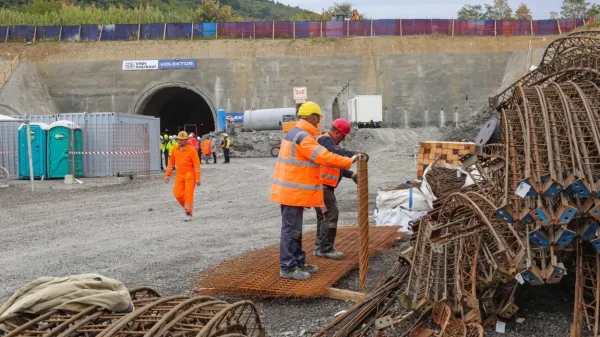 Če ne bo zastojev pri  dobavi gradbenega materiala, gradbinci 
preboj prvega predora načrtujejo v maju.