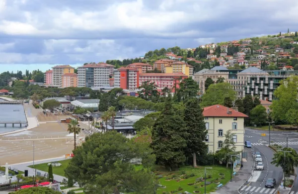 Za ukrajinske državljane so v turizmu  zaradi nepoznavanja 
slovenščine odprte možnosti predvsem za dela, ki ne zahtevajo 
stika z gosti, torej delo v kuhinji,  delo sobaric ...
