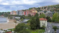 Za ukrajinske državljane so v turizmu  zaradi nepoznavanja 
slovenščine odprte možnosti predvsem za dela, ki ne zahtevajo 
stika z gosti, torej delo v kuhinji,  delo sobaric ...