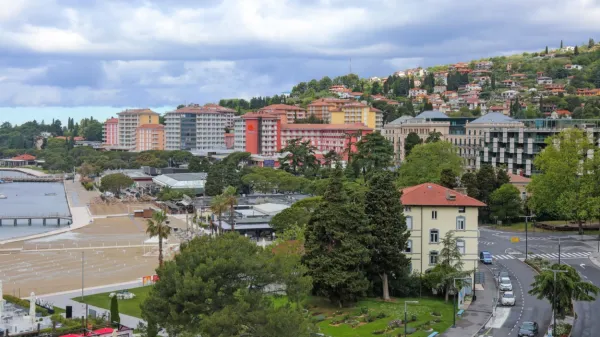 Za ukrajinske državljane so v turizmu  zaradi nepoznavanja 
slovenščine odprte možnosti predvsem za dela, ki ne zahtevajo 
stika z gosti, torej delo v kuhinji,  delo sobaric ...
