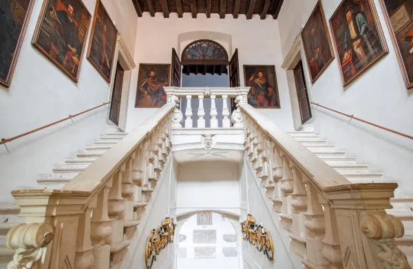 

Stopnišče palače Belgramoni Tacco z galerijo portretov družine 
Tarsia