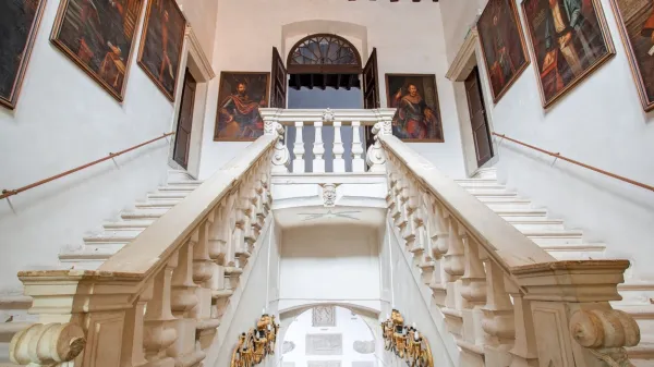 

Stopnišče palače Belgramoni Tacco z galerijo portretov družine 
Tarsia