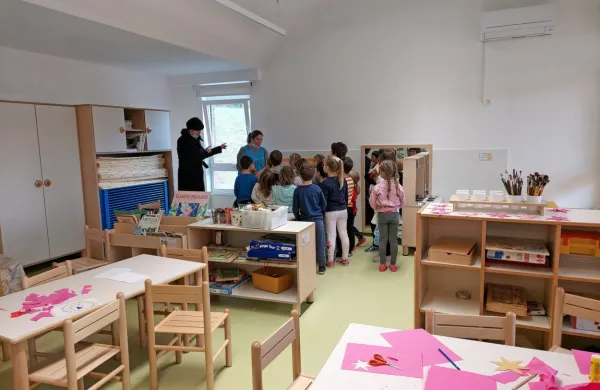 Devet mesecev po požaru se je 96 malčkov  vrnilo v  prenovljen  
vrtec.