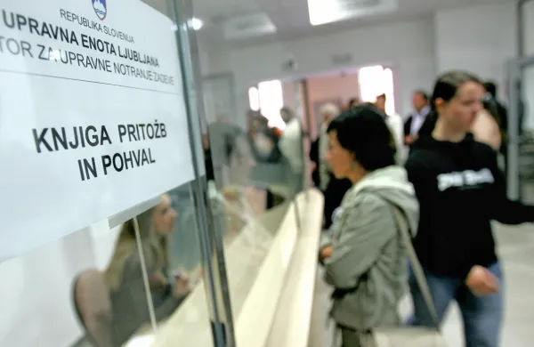  S pozivi, naj delajo tudi ob sobotah in z nadurami, se je na upravne 
enote obrnil pristojni minister za javno upravo. 