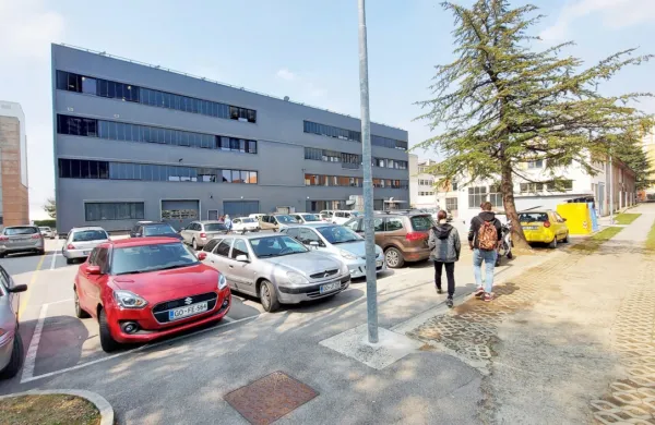 Del učiteljev je proti temu, da bi vojska pred Šolskim centrom 
razkazovala  orožje dijakom. “Gre za promocijo poklica,” odgovarja 
direktor Miran Saksida. 